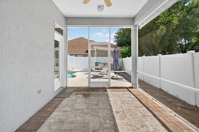 Building Photo - Gated Community!
