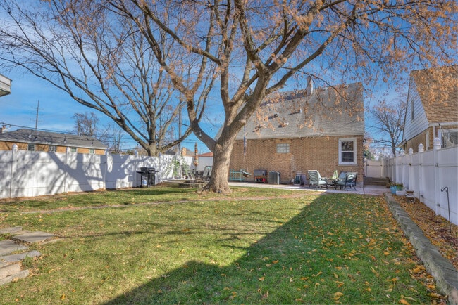 Building Photo - 2852 Scott St