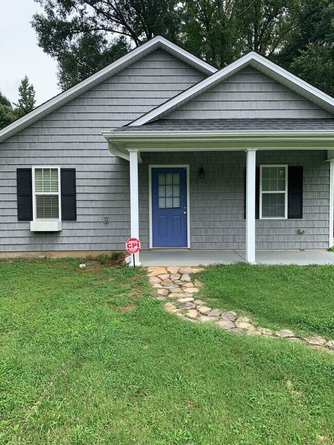 Primary Photo - Quaint Country Living