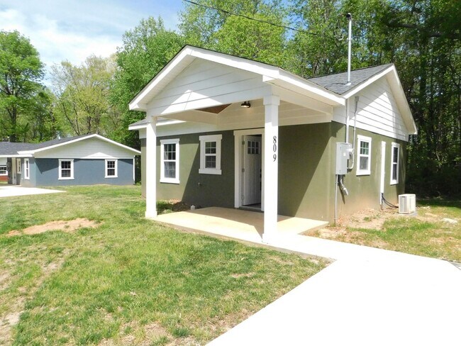 Building Photo - Newly Renovated 2 bed 1 bath cottage