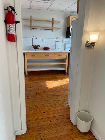 Building Photo - 475 Monmouth St