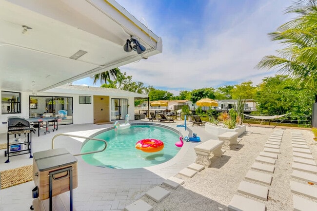 Building Photo - 2325 NE 195th St