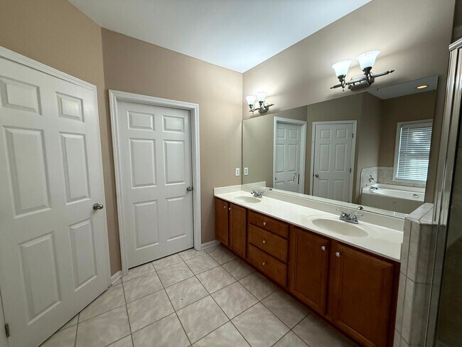 Building Photo - 635 Marshtree Ln