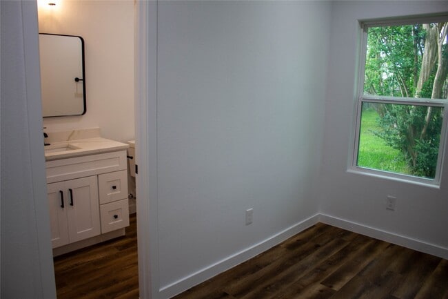 Building Photo - 106 Runnels St