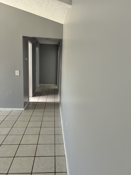 Building Photo - 215 Songbird Trl