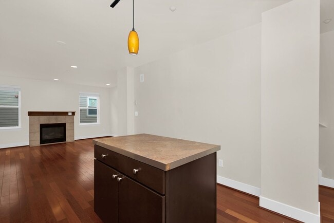 Building Photo - Updated 2 Bedroom Shoreline Townhouse!