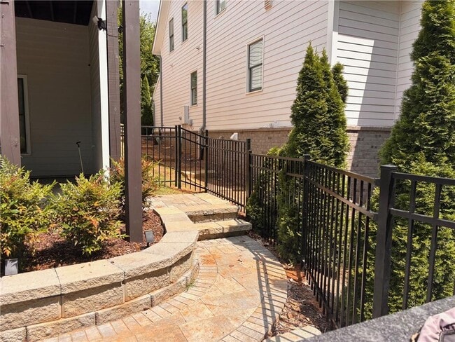 Building Photo - 5310 Green Hill Pl NE