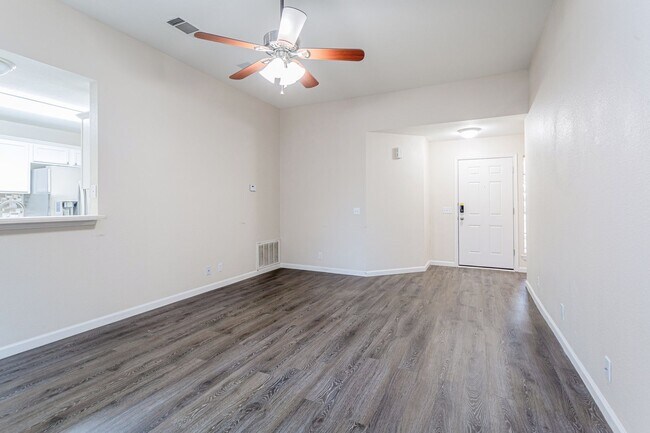Building Photo - Comfortable 3BR/2BA Home with Vinyl Floori...