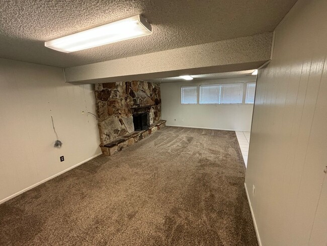 Building Photo - Nice and Spacious Orem Home