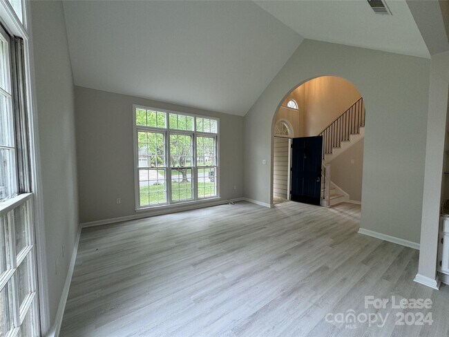 Building Photo - 129 Southhaven Dr