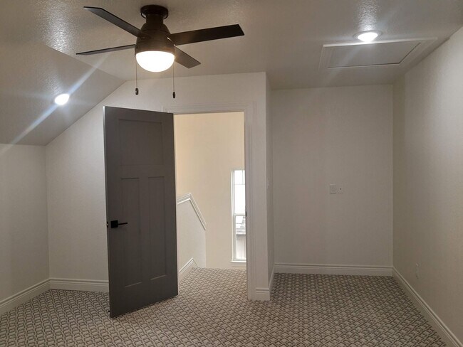 Building Photo - Kerrville, TX  Custom Build Home Ready for Immediate Move In