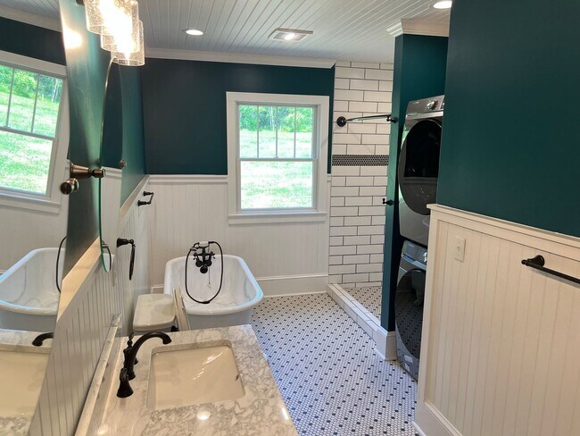 Building Photo - "Character Revived" Etowah Home and Guest House