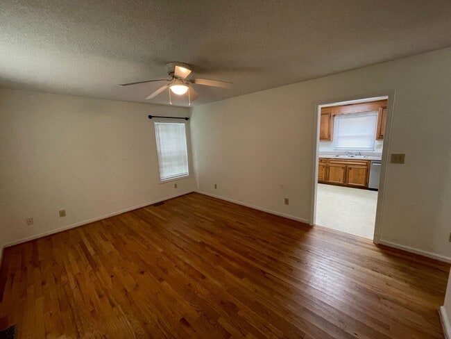 Building Photo - 3 bedroom 2 bath house available