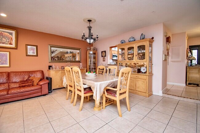 Building Photo - 6640 Thornhill Ct