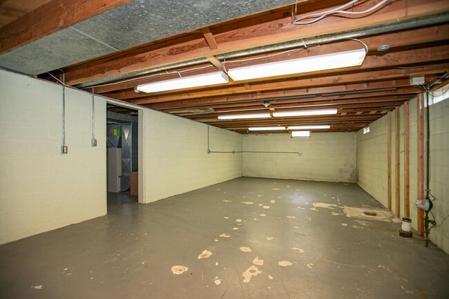 Building Photo - 2 bed, 1 bath –1270 SF – Nice Ranch Single...