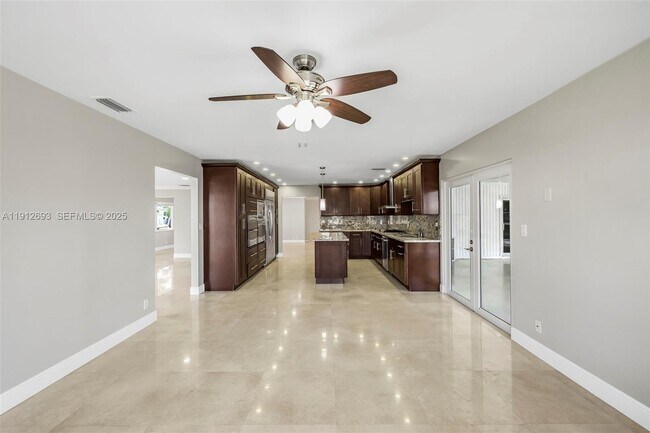 Building Photo - 633 Solar Isle Dr