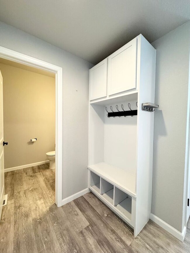 Building Photo - Beautiful 3 bedroom 3.5 bath Townhome Minu...