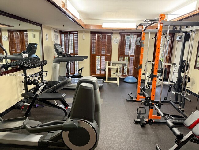 Building Photo - 671 NE 195th St