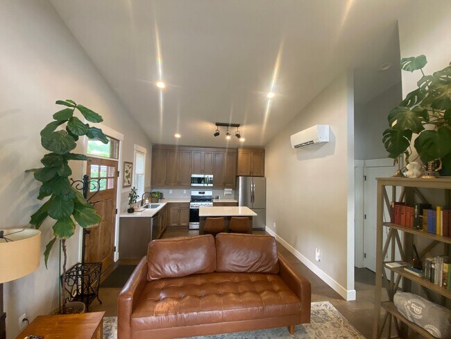 Building Photo - 1 bedroom 1 Bath in Bingen, WA