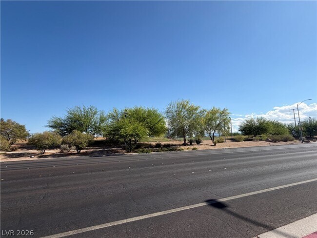 Building Photo - 920 Rockview Dr