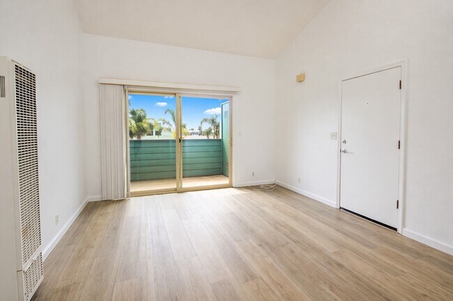 Building Photo - LOFT STYLE 2 Bed/1 Bath Near the Ocean ** Water/Sewer/Trash Included