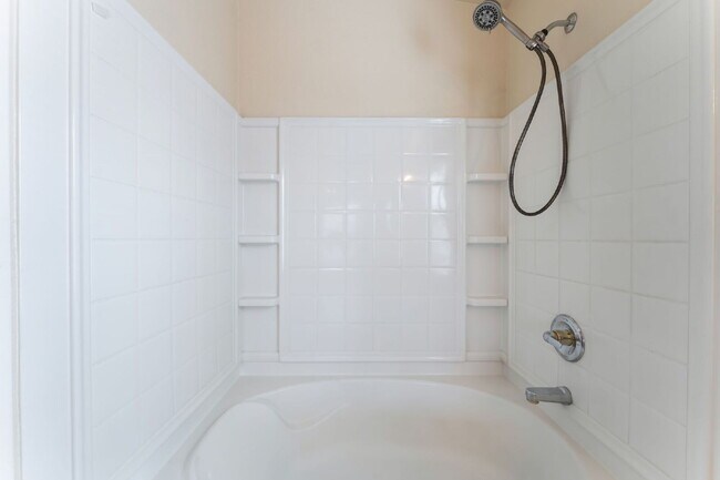 Building Photo - Gated Community Townhome 2 bedroom, 2 bathroom, 1 car garage