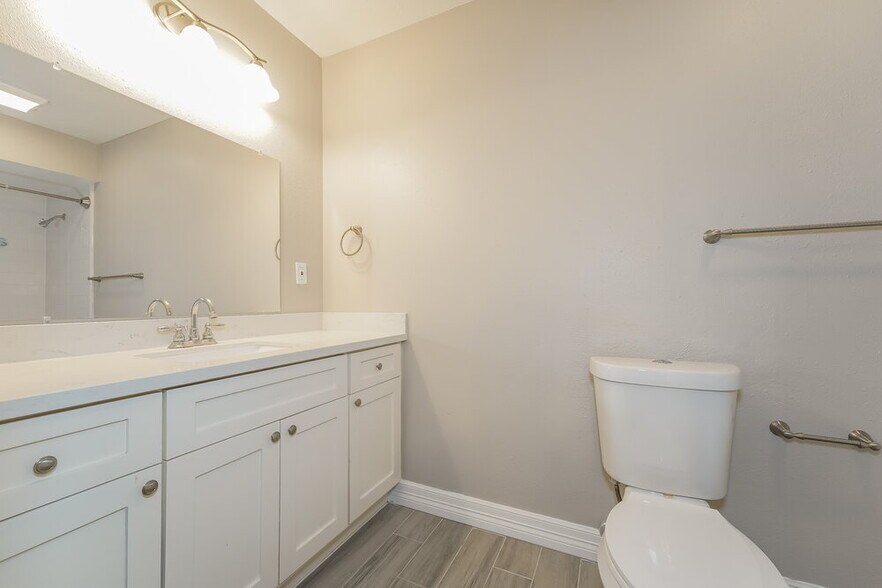 Building Photo - 15411 La Loma Dr