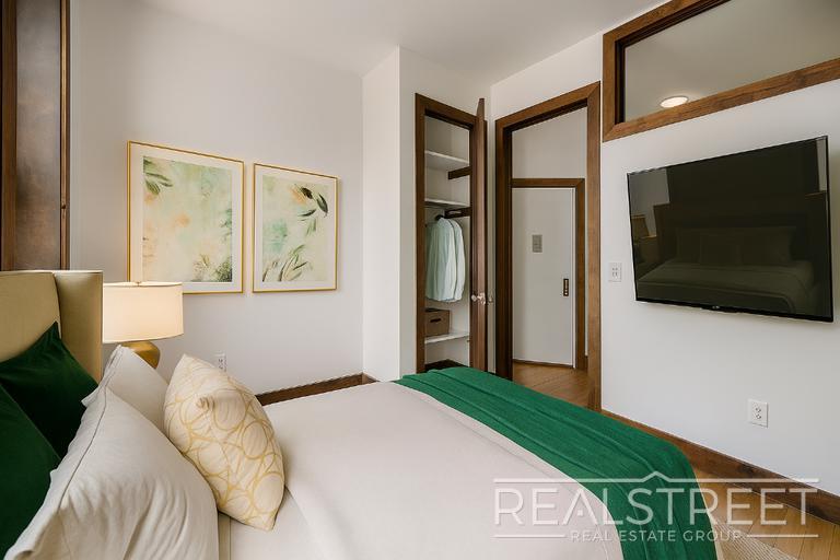 Building Photo - 3 Bedroom near East Williamsburg with Priv...