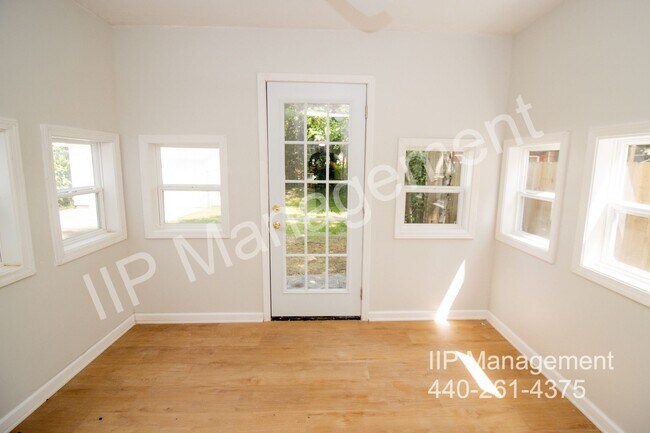 Building Photo - 3549 Grosvenor Rd