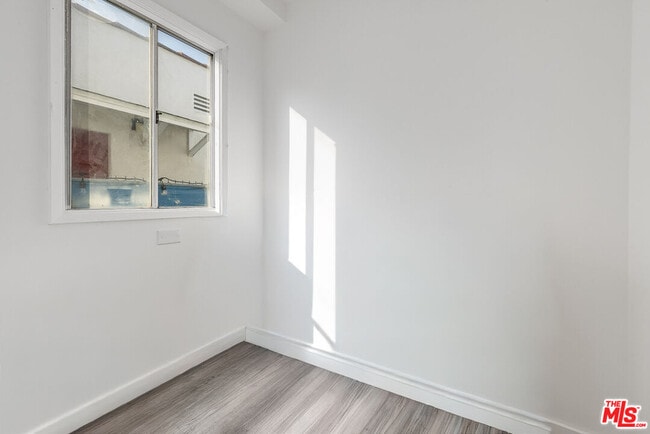 Building Photo - 1033 57th St