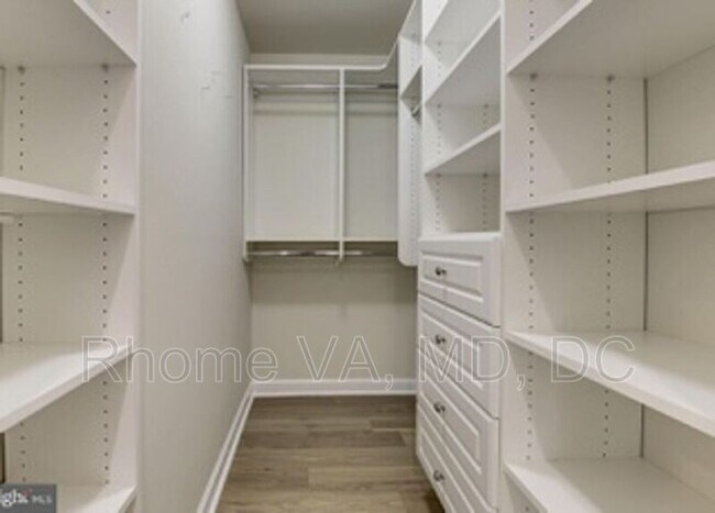 Building Photo - 4113 S Four Mile Run Dr