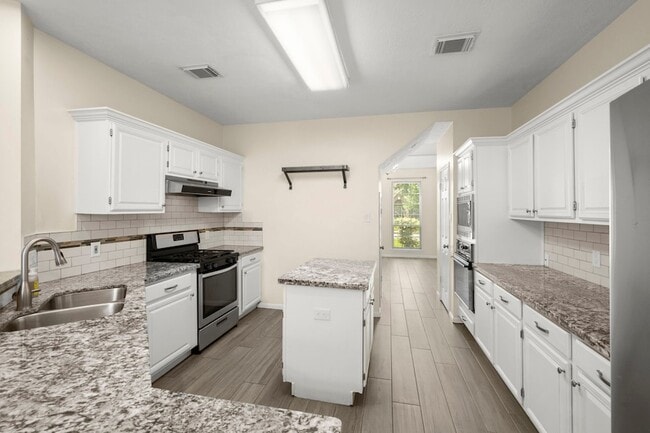 Building Photo - 16303 Lakestone Dr