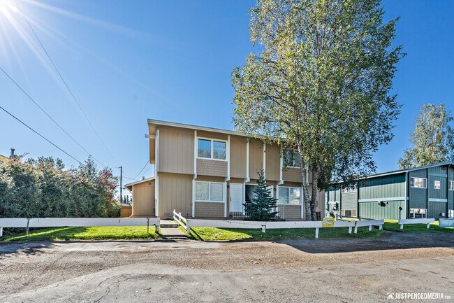 Building Photo - 2906 W 32nd Ave