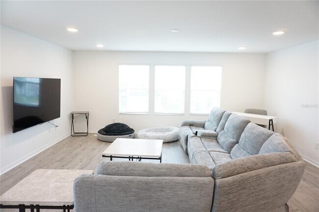 Building Photo - 5732 Newberry Pnes Ave