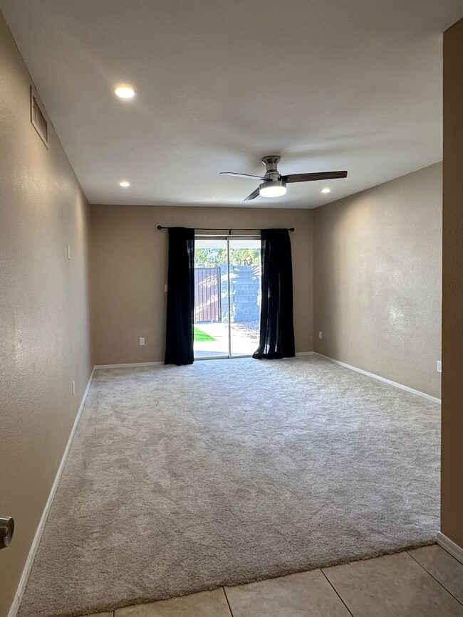 Building Photo - Scottsdale, 3 bed, 2 bath, 2 car garage, 1...