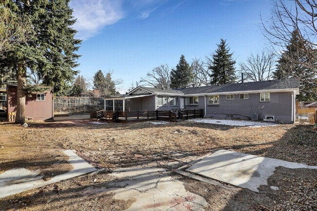 Building Photo - 817 Westmoor Dr