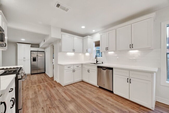 Building Photo - 4520 Sharon St