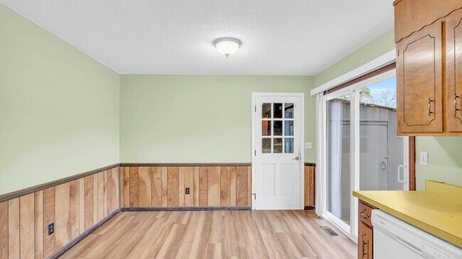 Building Photo - 6923 Barter Dr