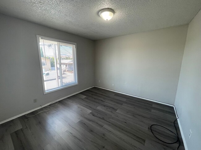 Building Photo - Wonderful Upstairs Unit, Close to the Delta!