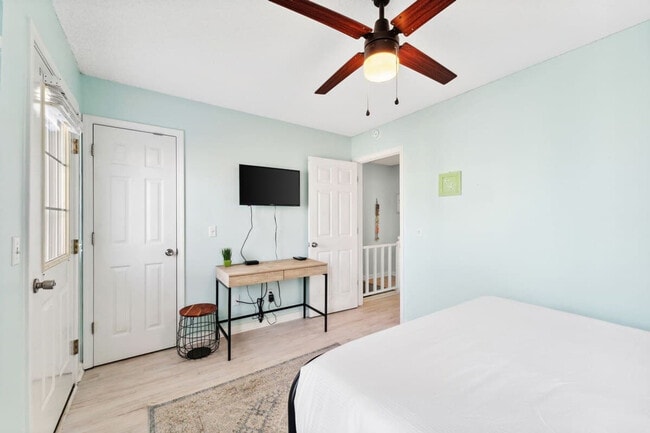 Building Photo - 17212 Front Beach Rd