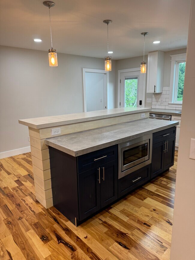 Building Photo - 869 Starr Hill Rd