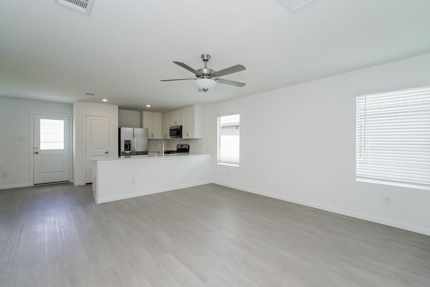 Building Photo - 2736 River Knl Ln