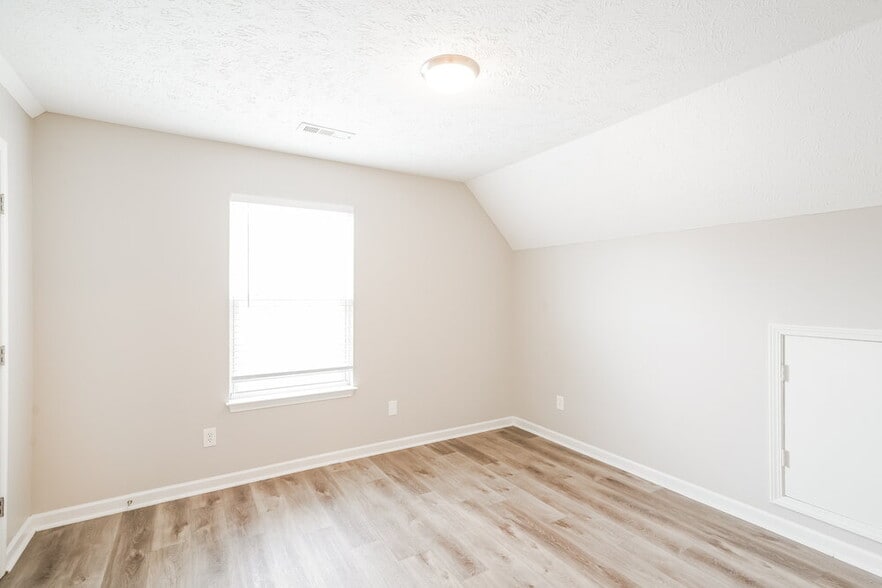 Building Photo - 4006 Deer Run Trce