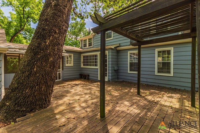 Building Photo - Spacious home close to KSU Campus!