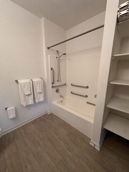 Building Photo - 324 S 2nd St