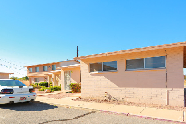 Arroyo Chico Apartments - Highland Park Apartments