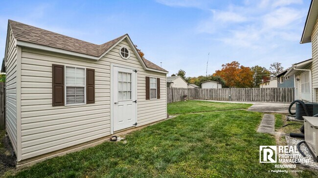 Building Photo - Lovely 4 BR/2.5 BA Split-level in Quite Ne...