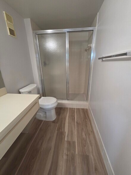 Master bathroom - 2222 N Cypress Bend Dr