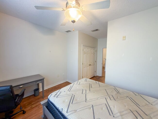 Building Photo - Campus View 1257 #206