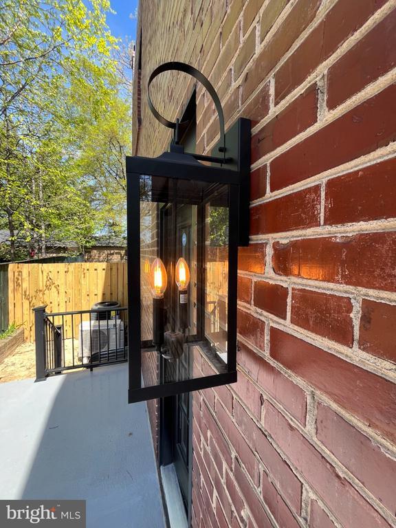 Building Photo - 327 Whittier St NW